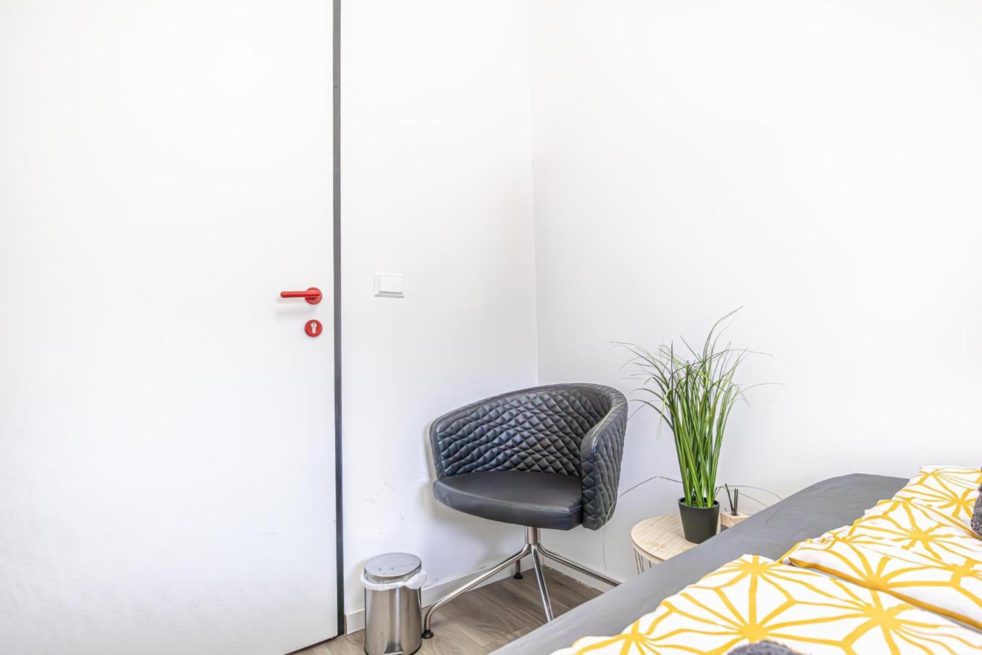 Near Schoenbrunn - Economy Rooms In Shared Apartment At Meidling Train Station Βιέννη Εξωτερικό φωτογραφία