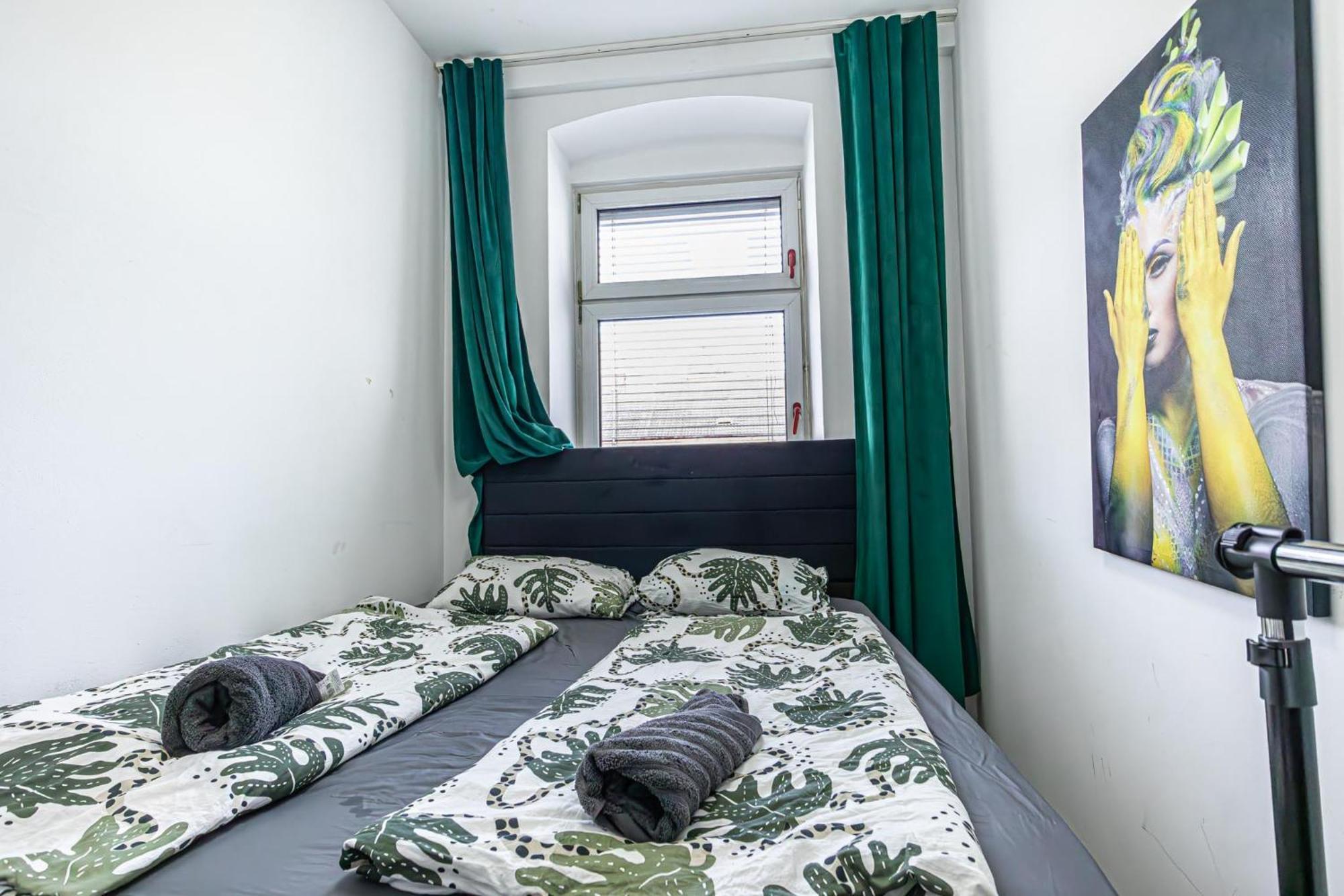 Near Schoenbrunn - Economy Rooms In Shared Apartment At Meidling Train Station Βιέννη Εξωτερικό φωτογραφία