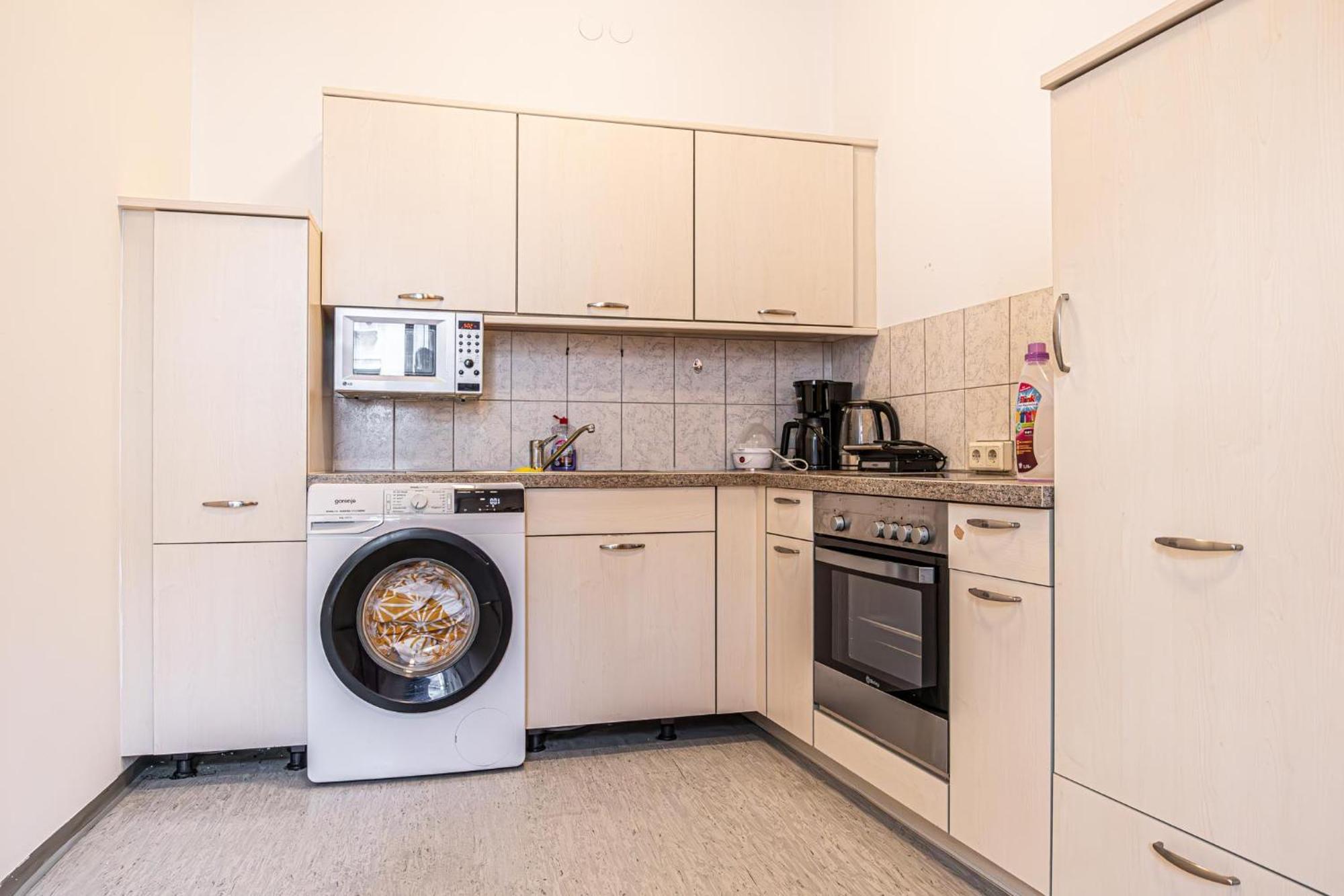 Near Schoenbrunn - Economy Rooms In Shared Apartment At Meidling Train Station Βιέννη Εξωτερικό φωτογραφία